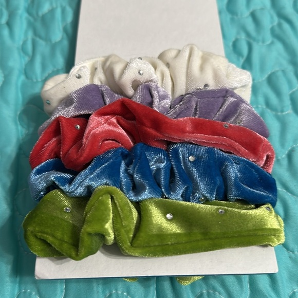 Urban Outfitters Pearl Embellished Headbands and Velvet Scrunchies Set - Picture 4 of 4